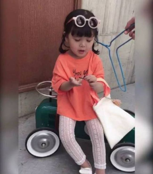 3岁童模被亲妈踹用衣架打,拿孩子当摇钱树的父