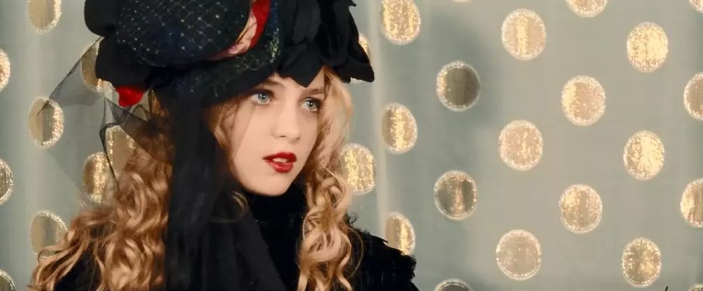 3岁童模被亲妈踹用衣架打,拿孩子当摇钱树的父