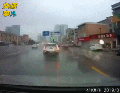 一组动图警示你:近期多雨,雨天驾车开灯降速