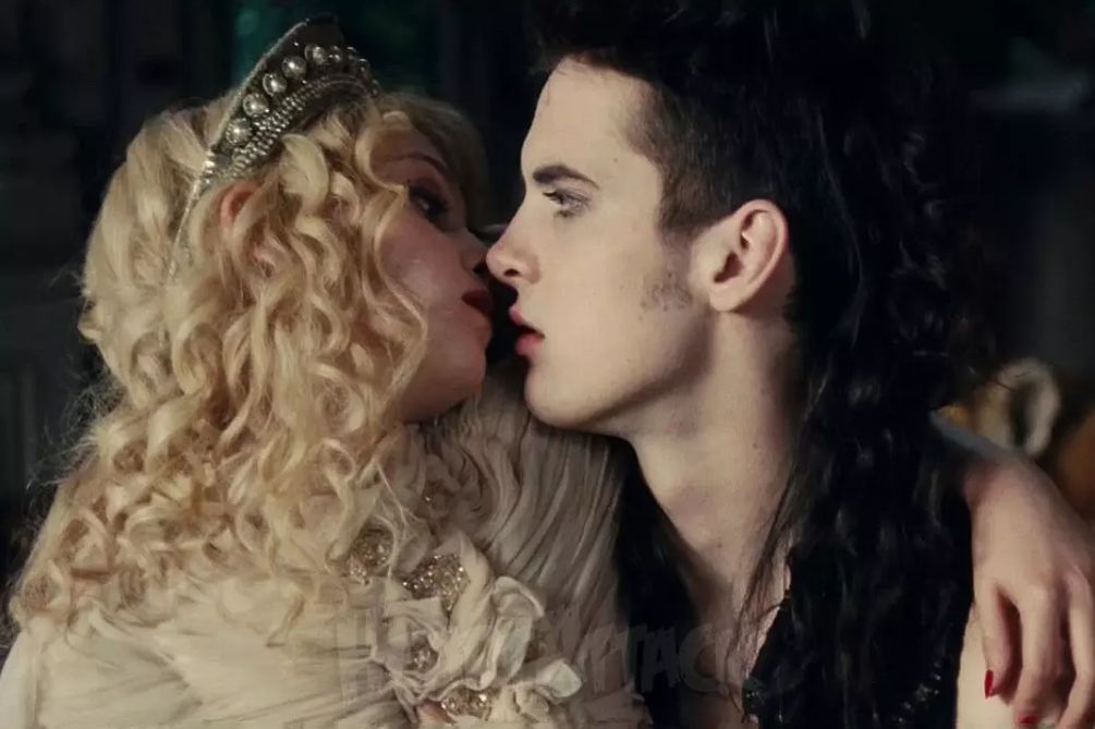 3岁童模被亲妈踹用衣架打,拿孩子当摇钱树的父