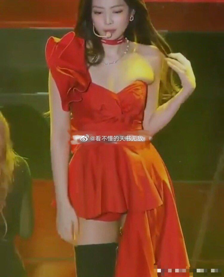 jennie演唱会服装副乳,jennie服装太暴露 这样看jennie的身材好迷啊!大腿和副乳都好丑