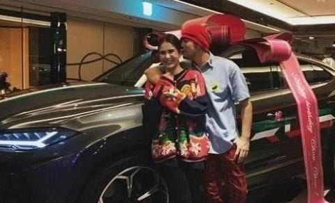 昆凌送周杰伦兰博基尼SUV，网友拿着周杰伦的钱买车送周杰伦