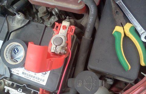 如何拧紧汽车蓄电池端子？使其顺时针旋转不再移动