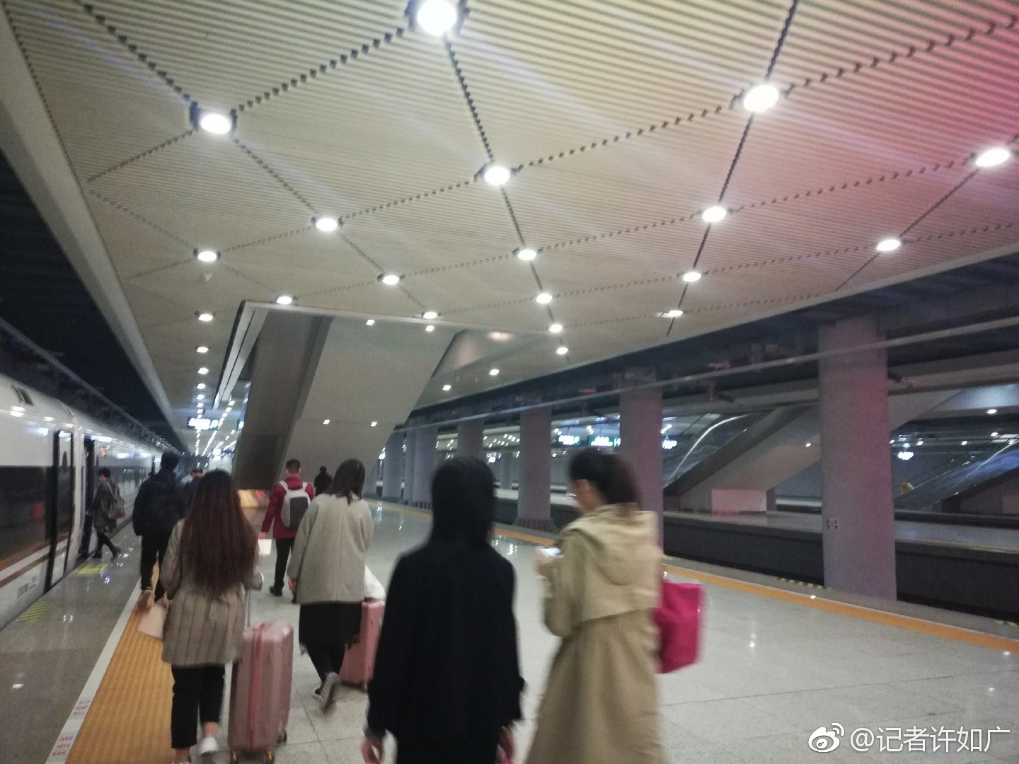 天津滨海站是中国目前在全球最大最深的地下高铁站|穹顶|贝壳|天津_新浪新闻