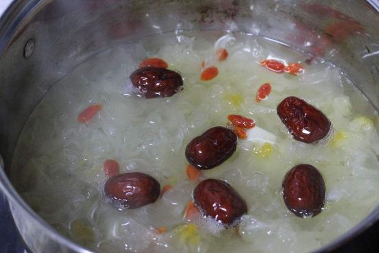 炖银耳汤时，最好别加错“糖”总有人放错！难怪银耳不出胶