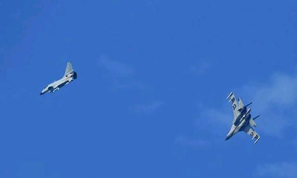 当歼11遇到歼10:打,打不过?跑,跑不掉?