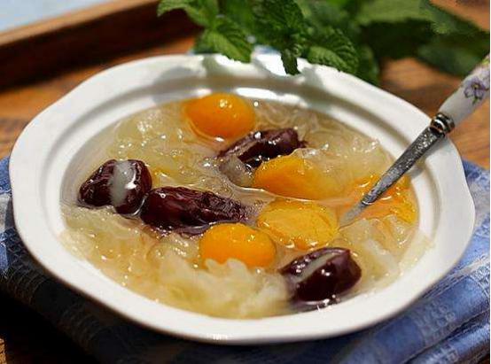 炖银耳汤时，最好别加错“糖”总有人放错！难怪银耳不出胶