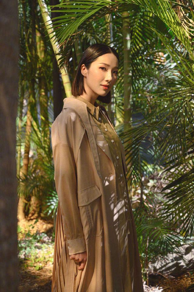 "超模辣妈"李亚男气质非一般,穿长款风衣走秀,齐肩短发超美