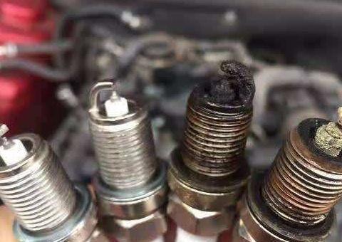 火花塞多长时间更换一次？很多人不知道，维修工：牢记这个数就行
