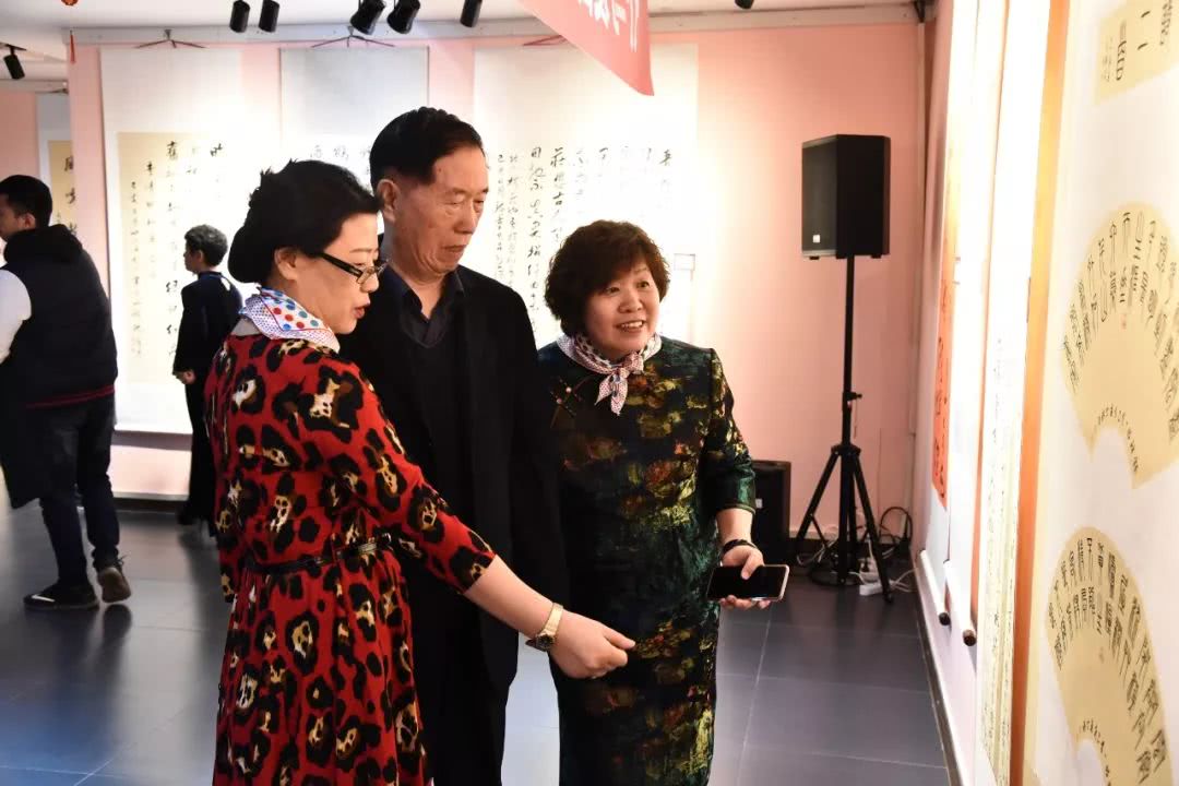 沈阳市女书协书法作品展开幕