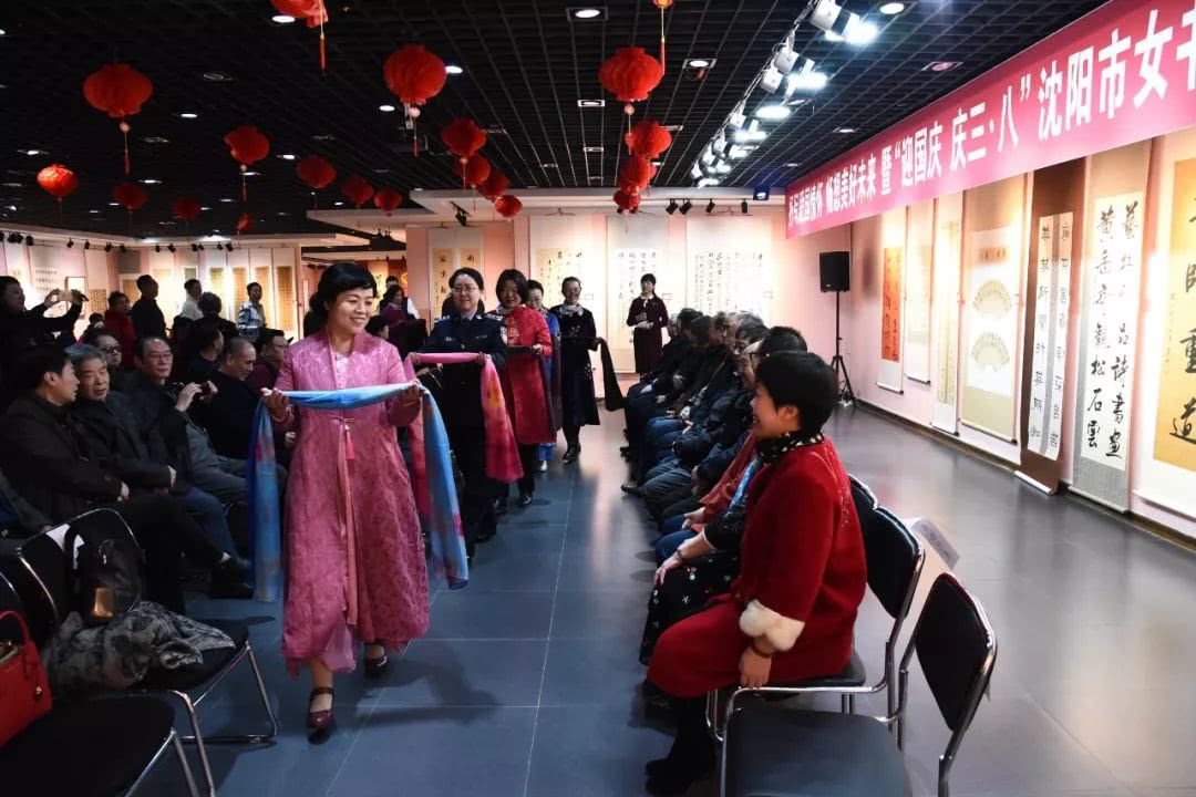 沈阳市女书协书法作品展开幕