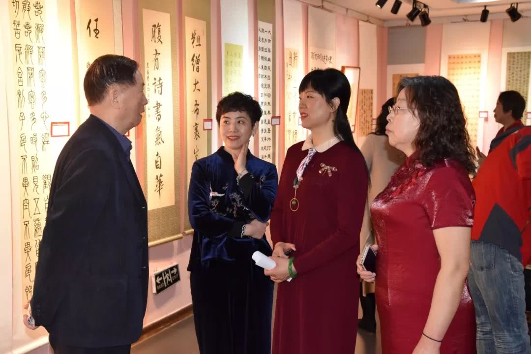 沈阳市女书协书法作品展开幕