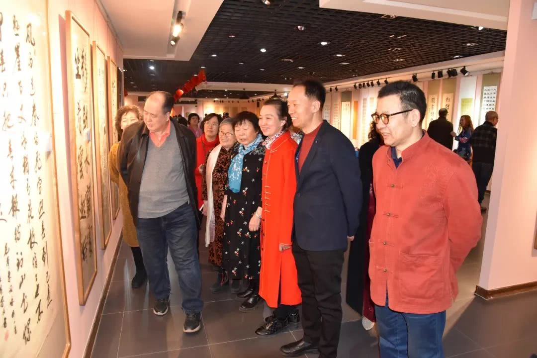 沈阳市女书协书法作品展开幕