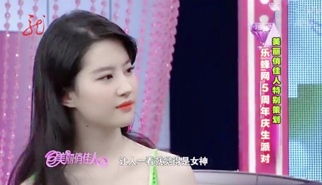 刘亦菲:挑眉好撩!这件绿色穿我身上是灾难,但是刘亦菲穿太靓