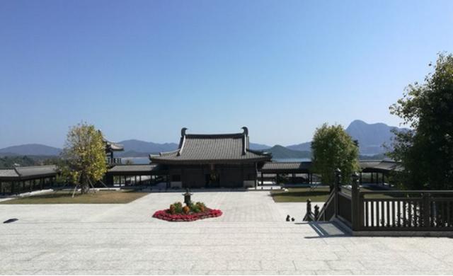 李嘉诚投资15亿建的寺庙,不收门票免斋饭费,真
