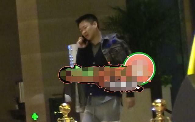 曹云金聚会喝到酩酊大醉被朋友护送上车,恢复单身汉生活惬意!