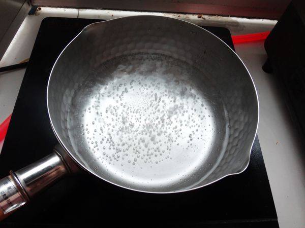 煮锅放入400克水煮沸.
