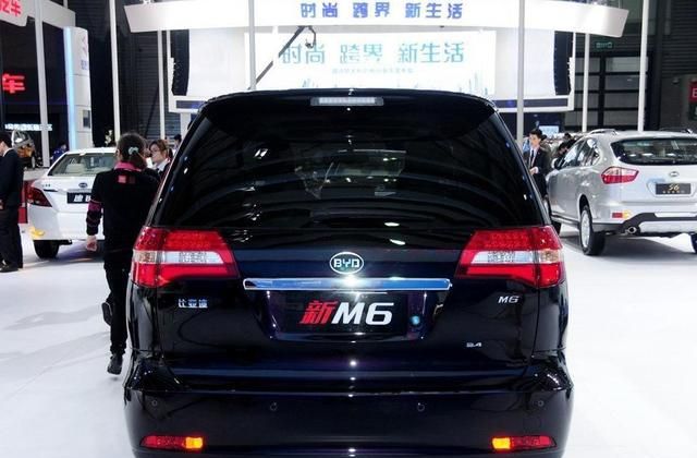 比亚迪M6配置齐全颜值高,备受人们认可,女司机也能开