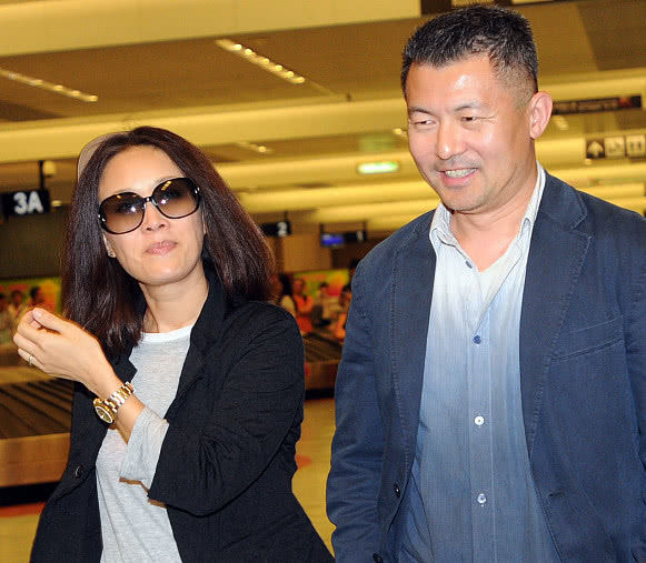 52岁那英近照,和老公像"母子",儿子颜值一言难尽