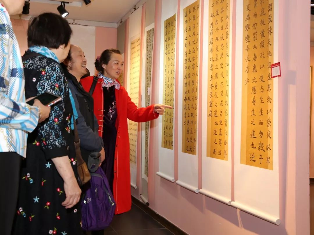 沈阳市女书协书法作品展开幕