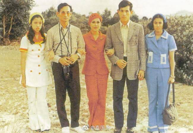 泰国王室之家--拉玛十世王玛哈哇集拉隆功国王的父母及姐妹老照片