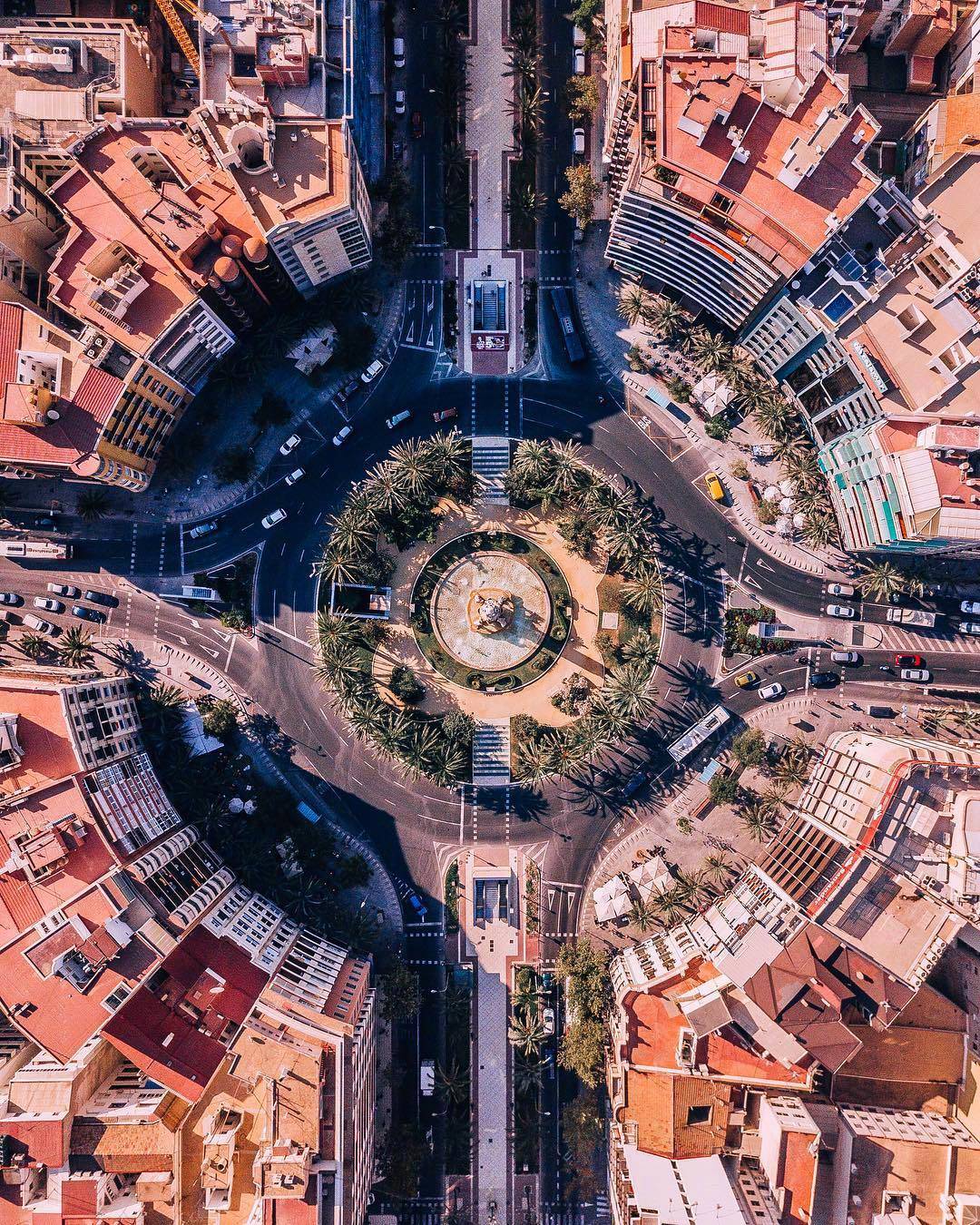 俯瞰巴塞罗那，城市规划规整大气。强迫症看了引起舒适。