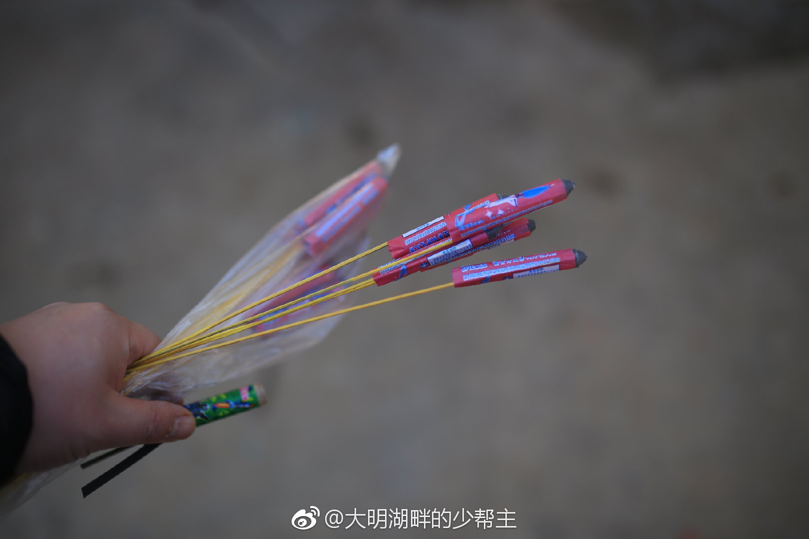 你是否能想起儿时的窜天猴?窜天猴是利用火箭原理的一种鞭炮|鞭炮|响声