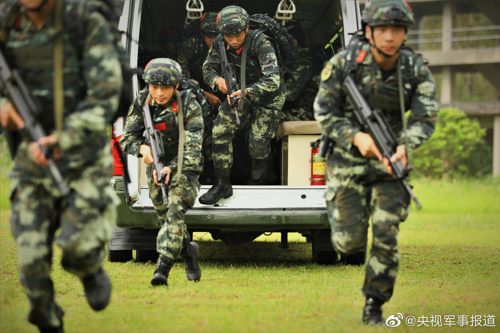 练就硬实力！直击武警第一机动总队实战化训练现场 - 中国军网