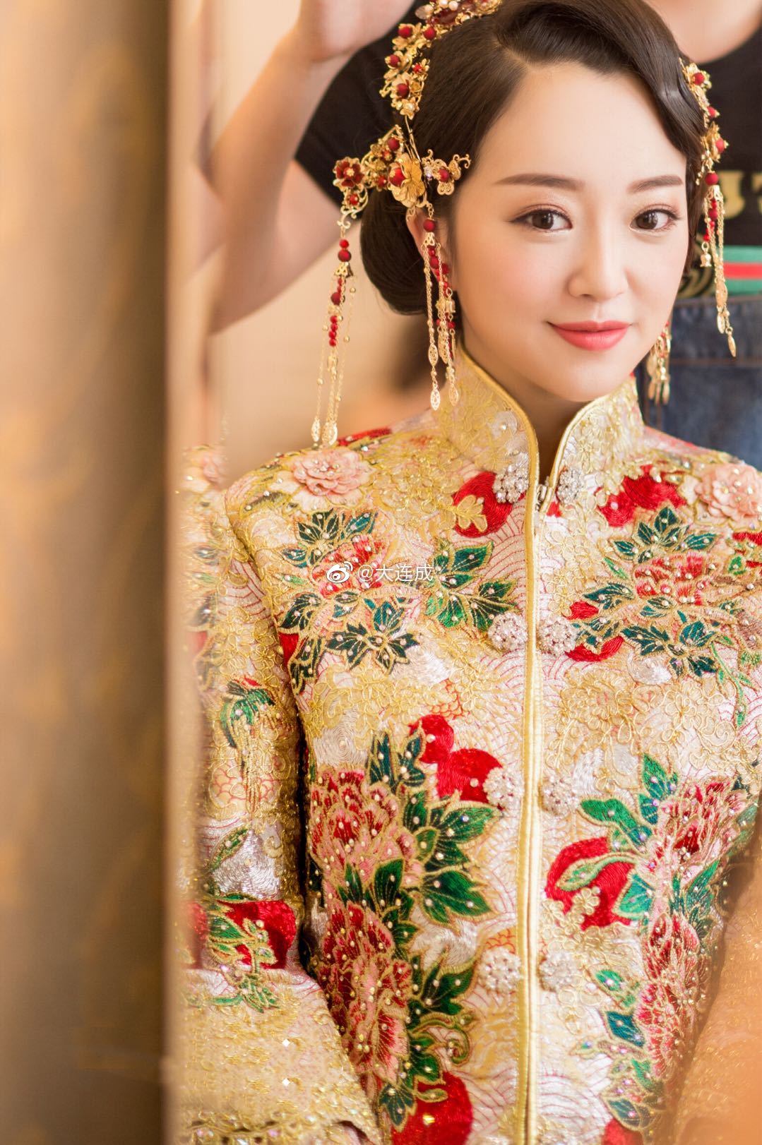 如果你明天结婚，中式婚纱凤冠霞帔，你会选哪一套|中式婚礼|礼服|凤冠霞帔_新浪新闻