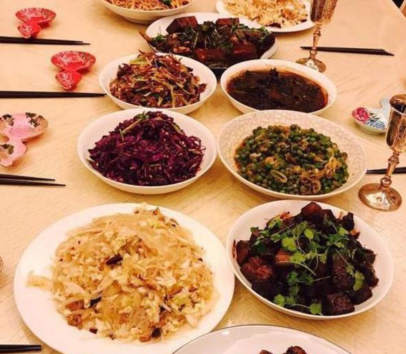 晒晒佟大为住的豪宅,全屋贴满黄色墙纸,有空还会亲自下厨