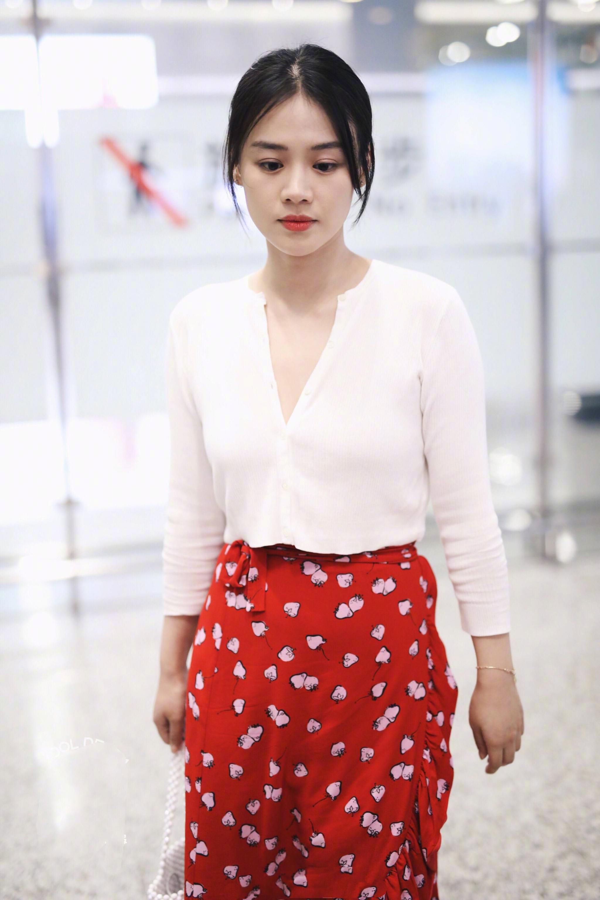 马思纯最新机场秀时尚街拍身穿波点红裙太好看了