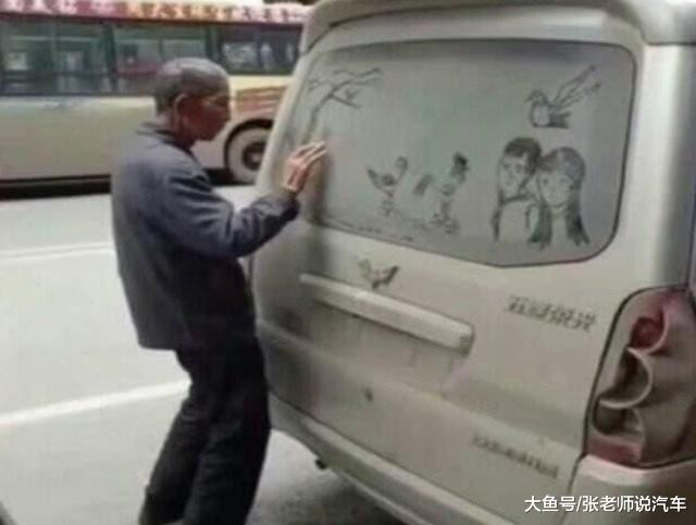 老人在车身乱涂乱画, 车主看到后哭了, 声称永远不洗车了!