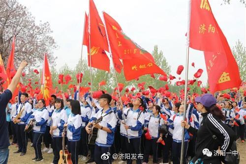 济阳一中千名师生母亲河畔齐唱《我和我的祖国》