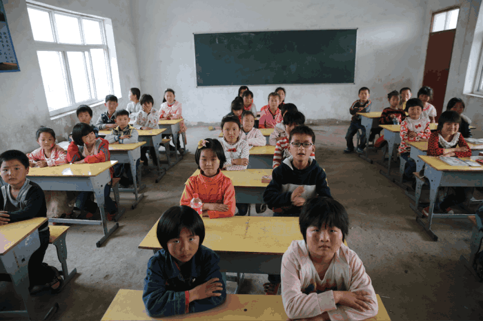 农村学校合并,师资配套都升级,农民却说别合了,越合读书越难!
