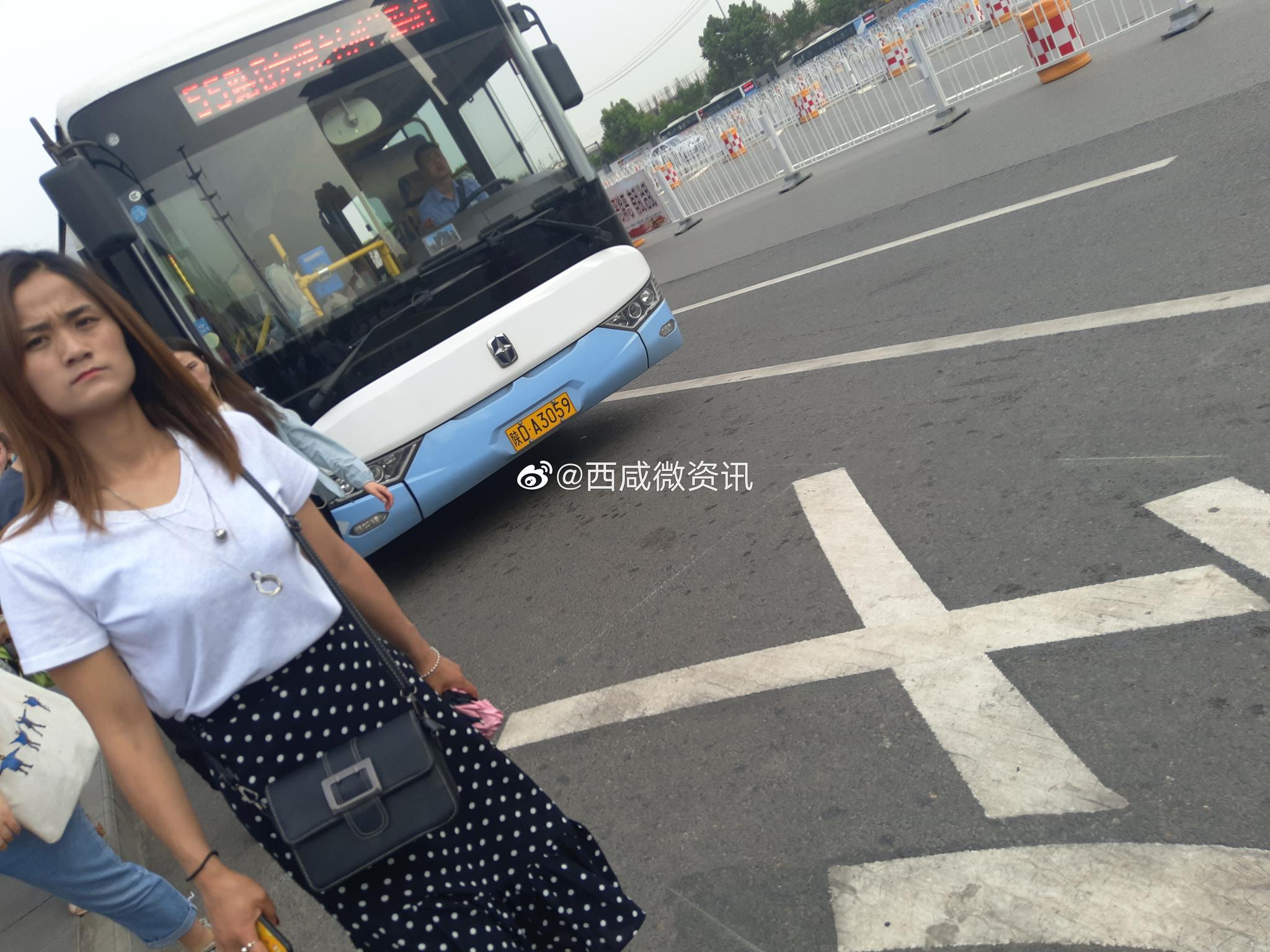 网友爆料称,咸阳55路公交车(陕d a3059)人挤到爆,不开
