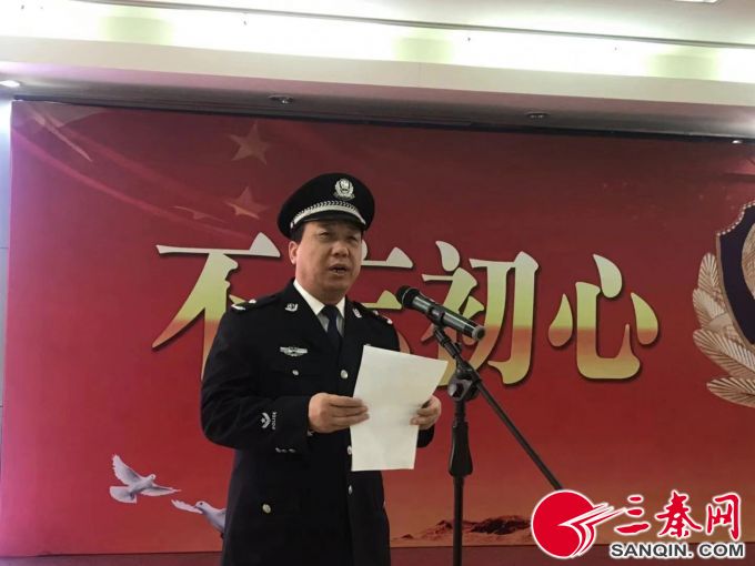 图为杨凌示范区公安局党委副书记,副局长马克强主持荣退仪式