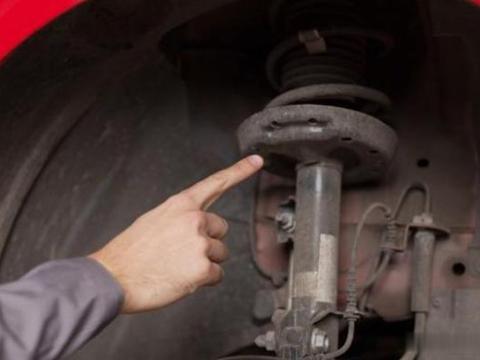 如何判断汽车的避震器是否损坏？老司机：很简单，看这两点就够了