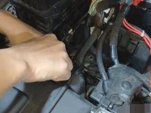 汽车电瓶多久换一次？修车工说出这个数