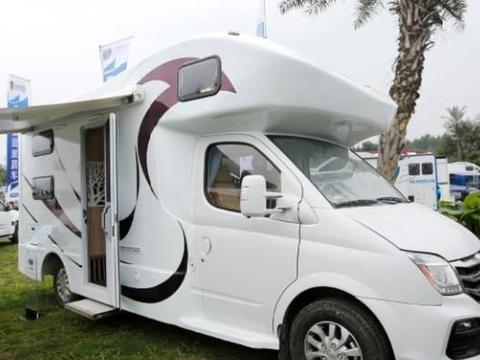 凤凰大通自行式C型房车解析，基于大通V80改装，搭载2.5T发动机