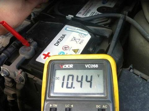 电瓶突然没电打不着车，有什么办法能提前知道电瓶是否亏电呢？