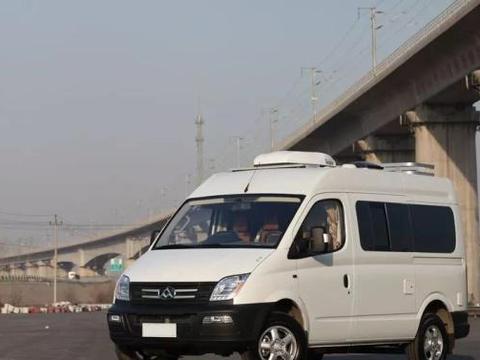 适合一家三口的房车，两个会客区，三张床铺，售价不高