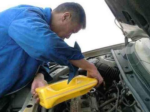 给车保养只换机油就行了？修车工：这东西不换，发动机迟早要完！