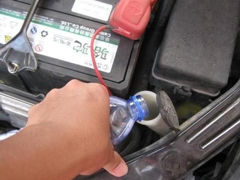 玻璃水自己加合适，还是到店里请人帮忙？别再弄错了