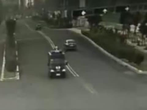 小轿车撞翻大警车，这是什么马力啊？