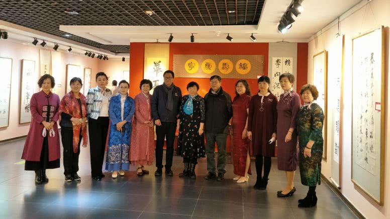 沈阳市女书协书法作品展开幕