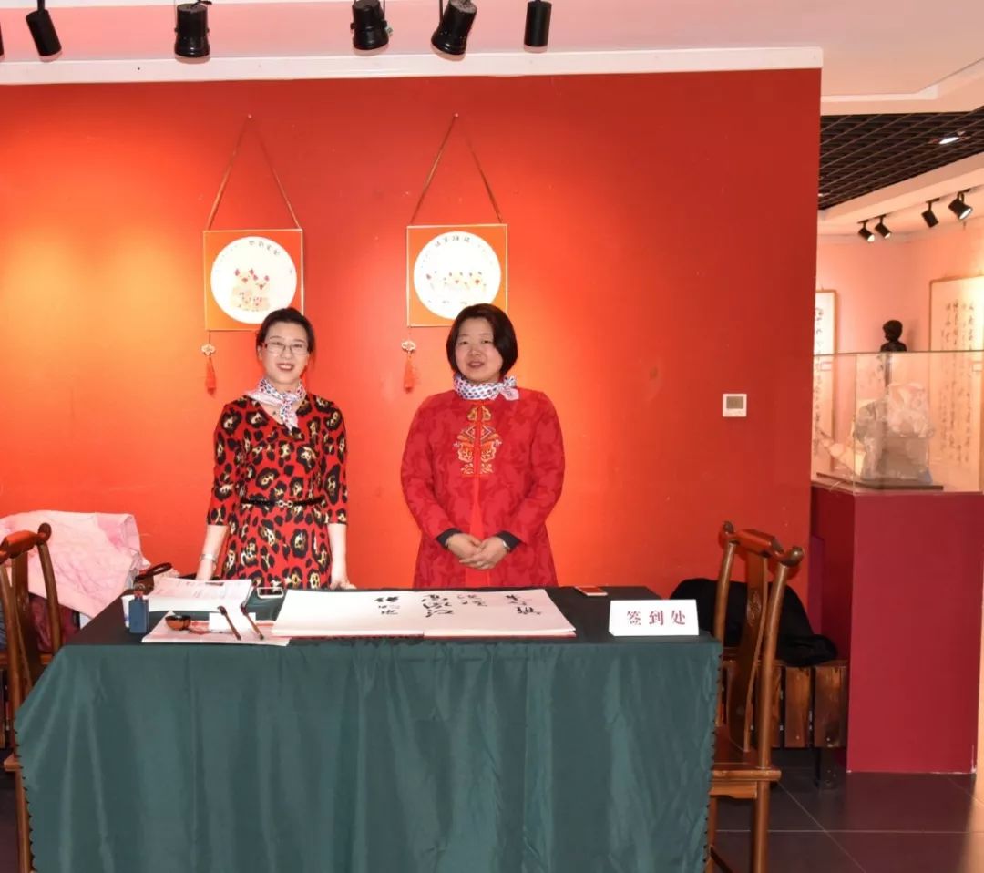 沈阳市女书协书法作品展开幕