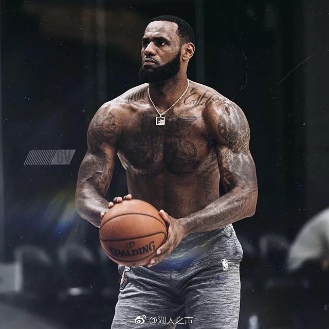 詹姆斯今日在INS上发布了几张自己赤裸上身的训练照,并配文