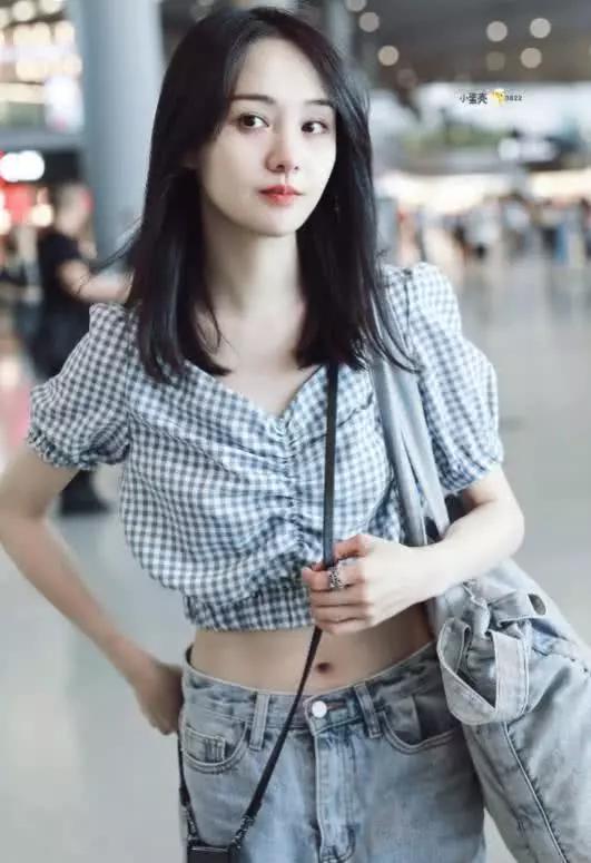 同穿"露脐衣":躲过了热巴,躲过了杨幂,看到郑爽沦陷了