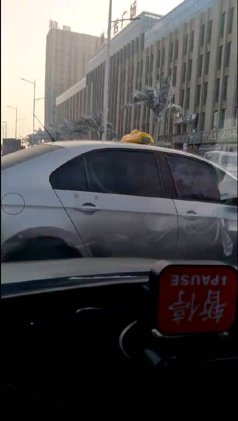 网友爆料: 一汽高专附近，瘸子车围堵正规出租车