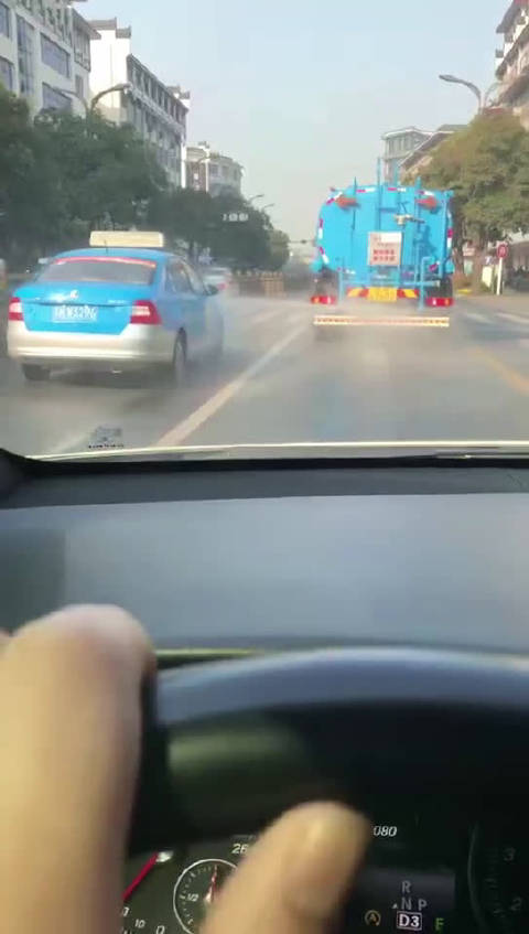 前面的出租车你是在洗车吗？